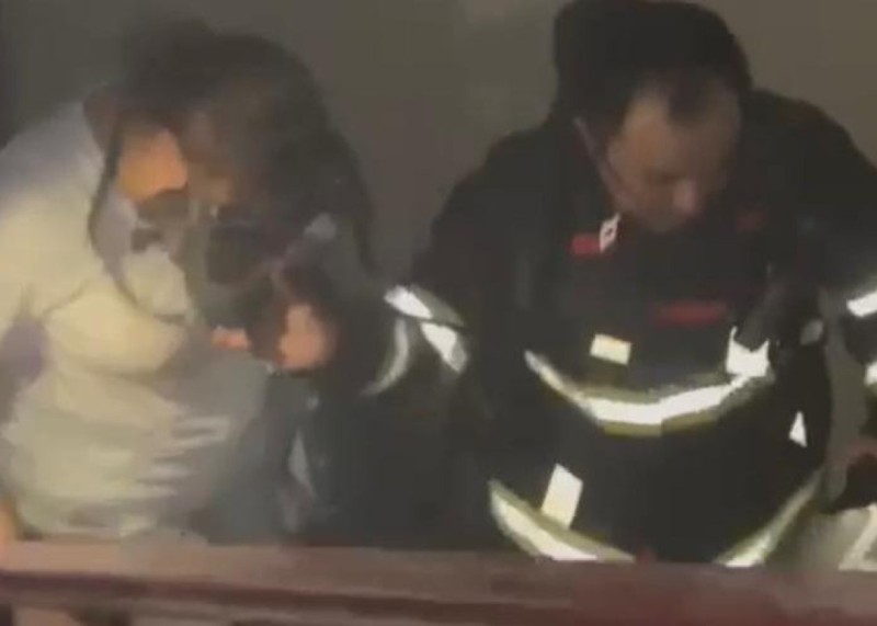 Bakıda yaşayış binasında yanğın: sakinlər təxliyə edildi - VİDEO