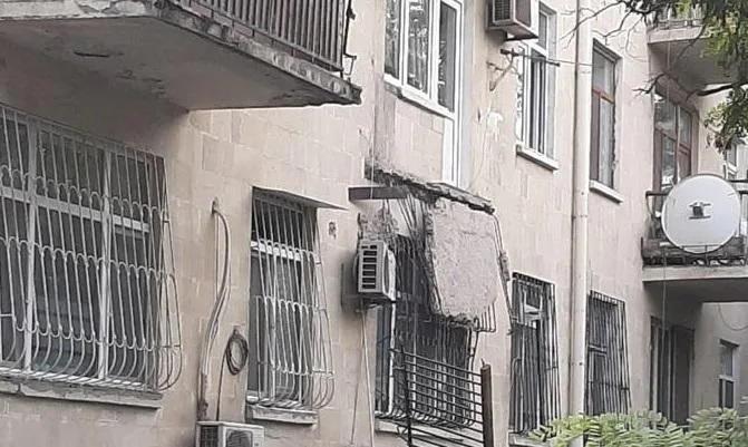 Bakıda bədbəxt olay: Eyvan gənc qızın başına uçdu