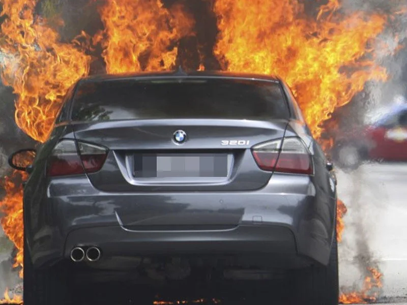 Bakıda "BMW" yandı
