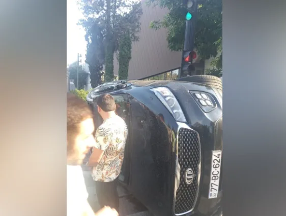 Bakıda yol qəzası - Maşın aşdı - FOTOLAR