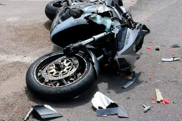 Hacıqabulda motosiklet dirəyə çırpılıb - ölən və xəsarət alan var