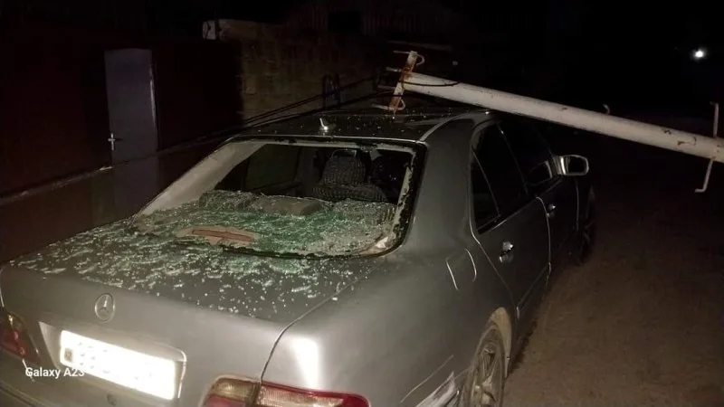 Masallıda dirək avtomobilin üzərinə aşdı