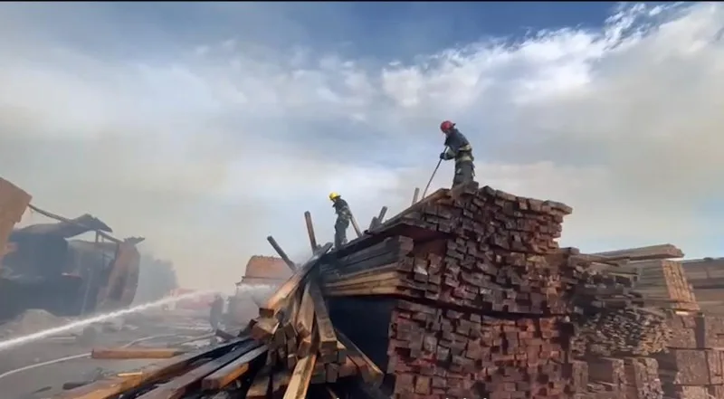 "Dərnəgül" taxta bazarında açıq alov mənbələri söndürüldü - FOTO - VİDEO -YENİLƏNİB