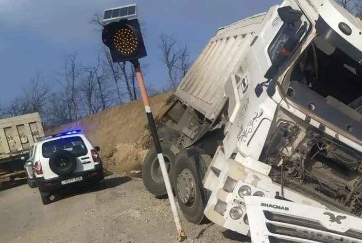 Göygöldə "Shacman" markalı yük maşını aşdı