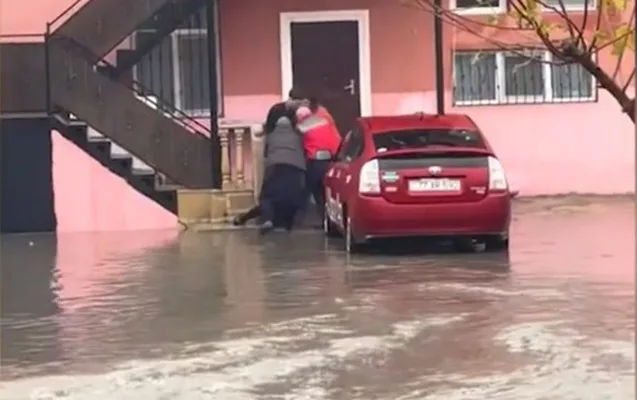 Binəqədidə yaşlı qadın gölməçədə ÖLDÜ - FOTO