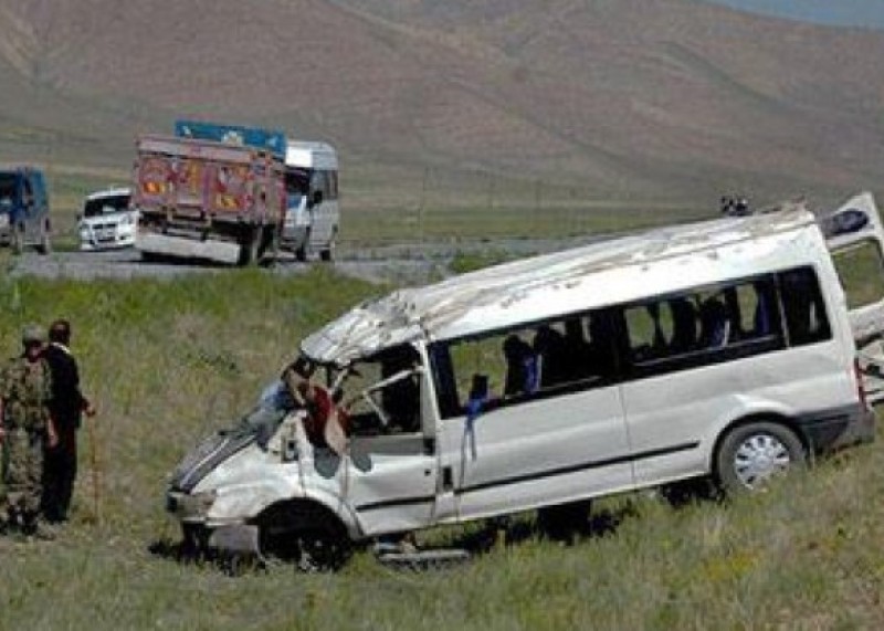 Yük maşını ilə mikroavtobus toqquşdu: 1 ölü, 16 yaralı var