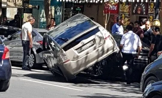 Bakıda "Prius"u pilləkənlərlə sürən şəxs həbs edildi