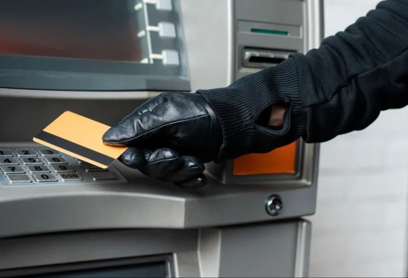 Bank hesabından 13 min manat oğurlandı