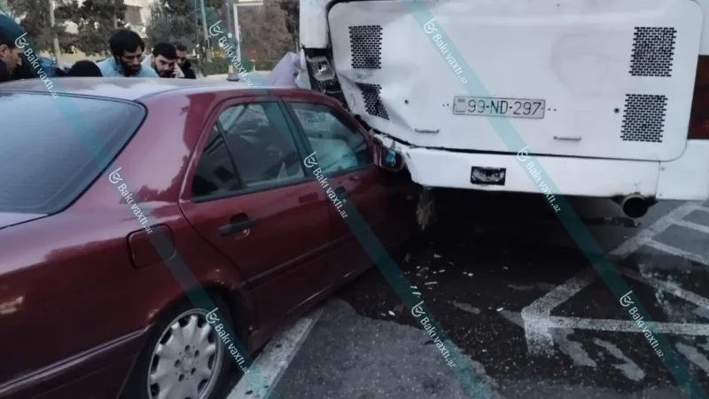 “Mercedes” avtobusa çırpıldı: Xəsarət alan var - FOTO