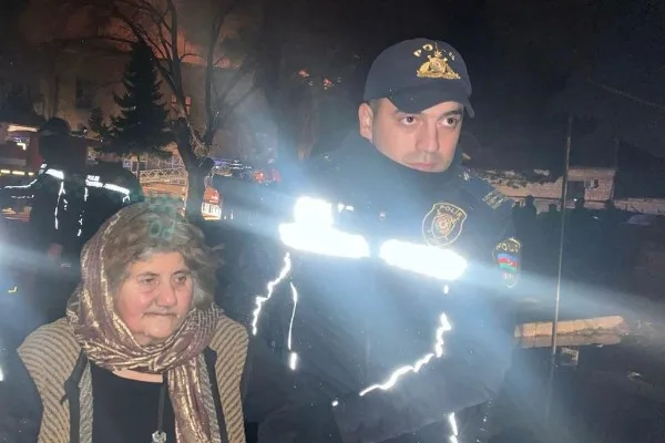 Sumqayıtda yanğın baş verən əraziyə polis əməkdaşları da cəlb olundu - FOTOLAR