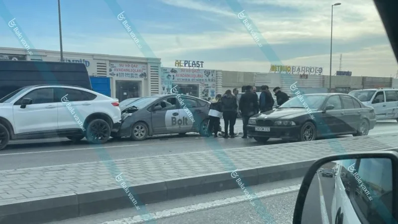 Bakıda zəncirvari qəza: 3 avtomobil bir-birinə girdi - FOTO