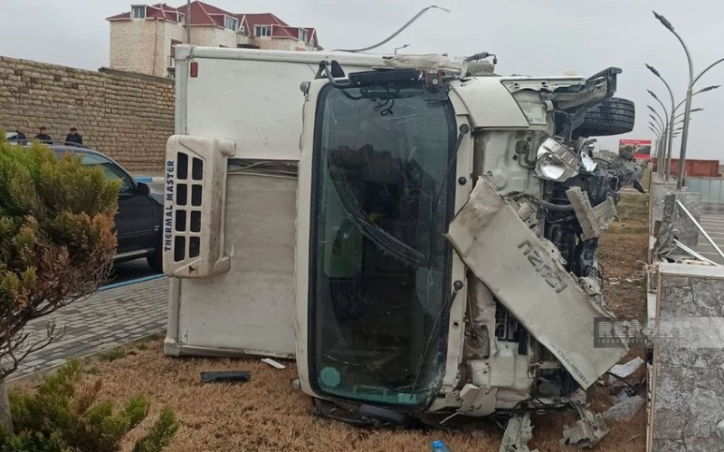 Sumqayıtda "Prius"la toqquşan yük maşını aşdı: xəsarət alanlar var