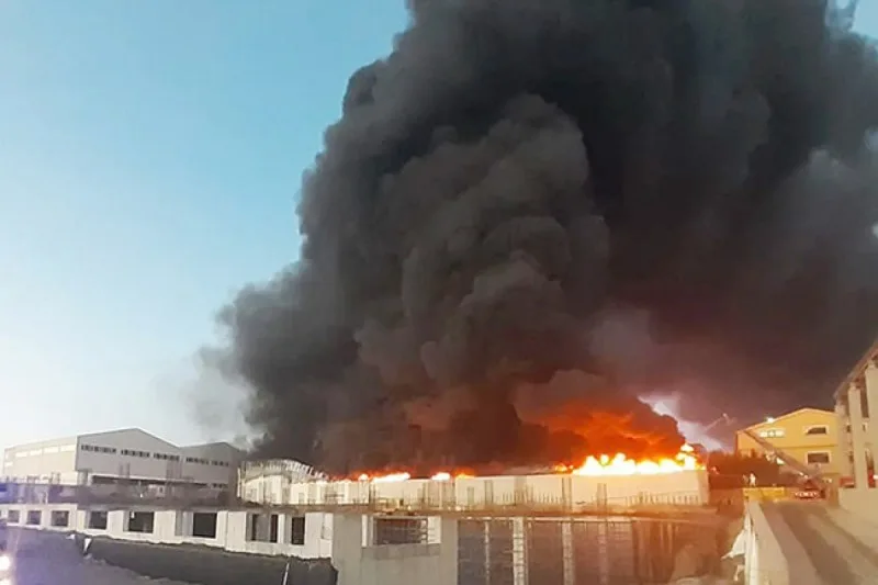 İstanbulda fabrikdə yanğın baş verib