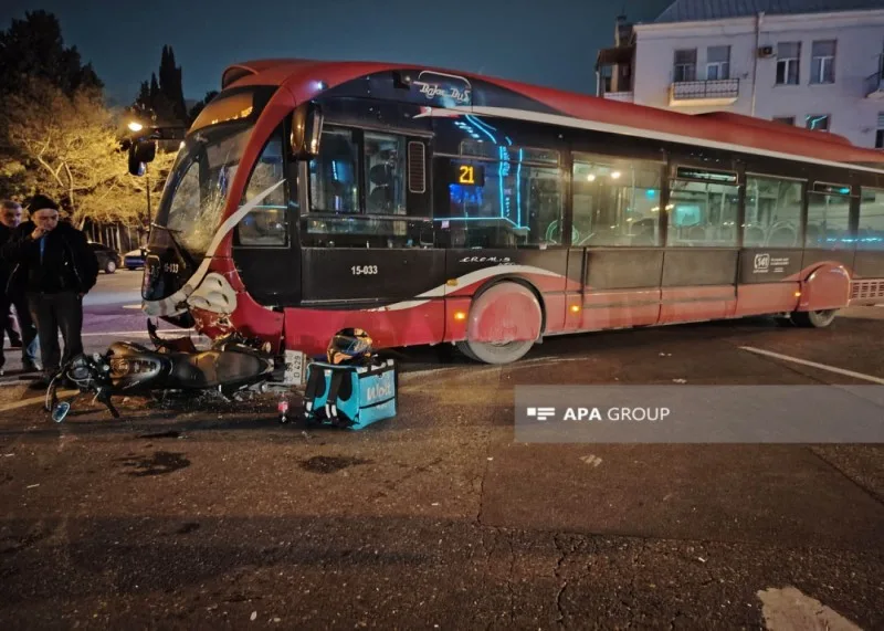 Bakıda avtobus motosikletçini vurdu
