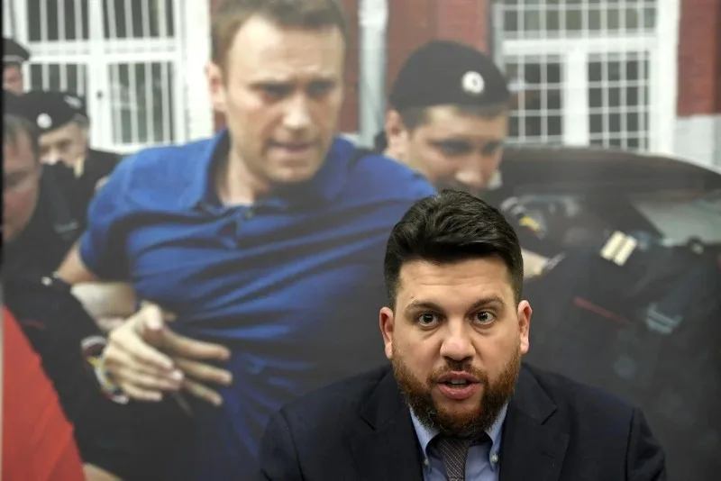 Növbə ona da çatdı: Navalnının dostuna çəkiclə hücum etdilər - FOTO