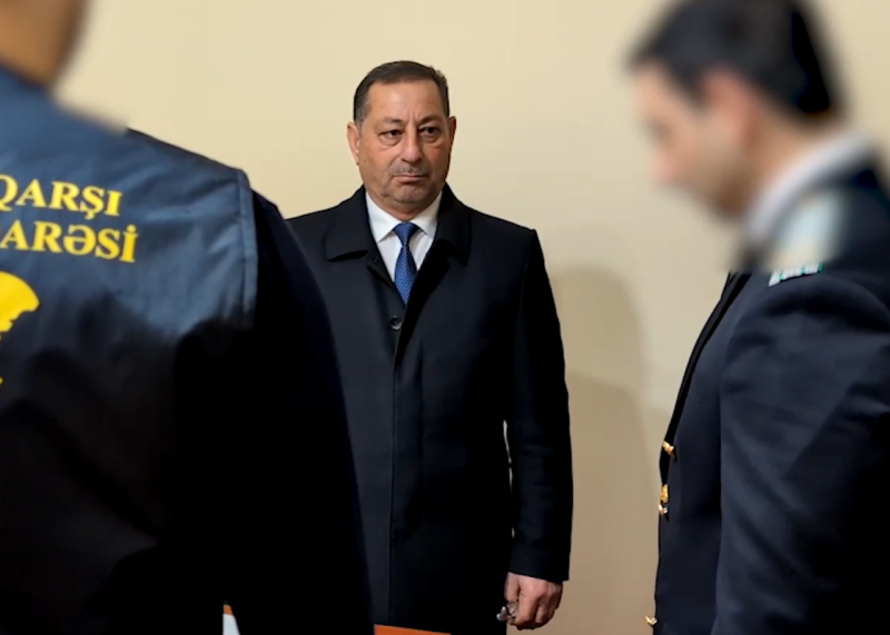 Azərbaycanda məmur rüşvət alarkən tutuldu - FOTO