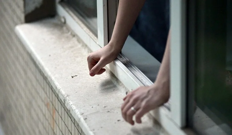 Bakıda şagird özünü məktəb binasından atdı - YENİLƏNİB