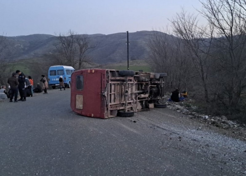 Xocavənddə fəhlələri daşıyan mikroavtobus aşdı: Yaralılar var -YENİLƏNİB