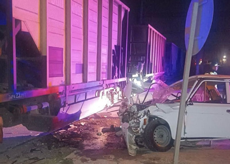 Bakıda 2 avtomobil qatarla toqquşdu - FOTOLAR