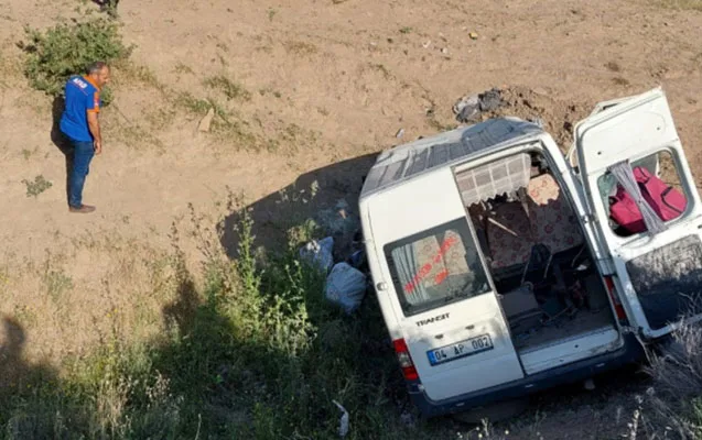 Fəhlələri daşıyan avtobus qəzaya düşdü - Yaralılar var