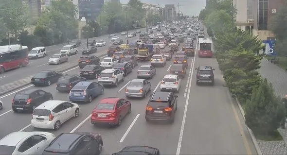Bakının bu yollarında tıxacdır - SİYAHI