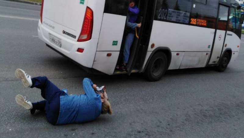 Bakıda FACİƏ -Avtobusdan yıxılan qadın təkərin altında qaldı