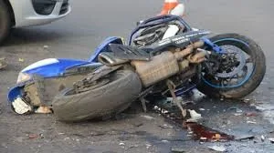 Motosiklet maşına çırpıldı, xəsarət alan var