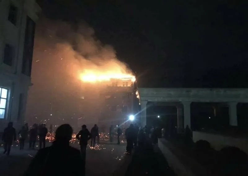 Bakıda yaşayış binasında yanğın: 8 nəfər təxliyə olundu