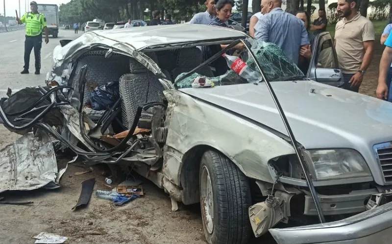Bakı-Sumqayıt yolunda maşın ağaca çırpılıb, nənə və nəvəsi ölüb - YENİLƏNİB