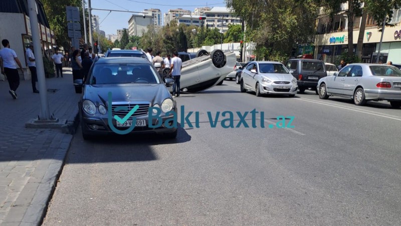 Bakıda iki "Toyota" toqquşdu, biri aşdı - FOTO