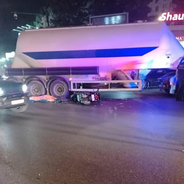 Yük maşınının altında qalan motosikletçi öldü - FOTO