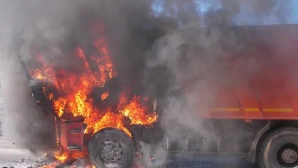 Qaradağda “Kamaz” yandı