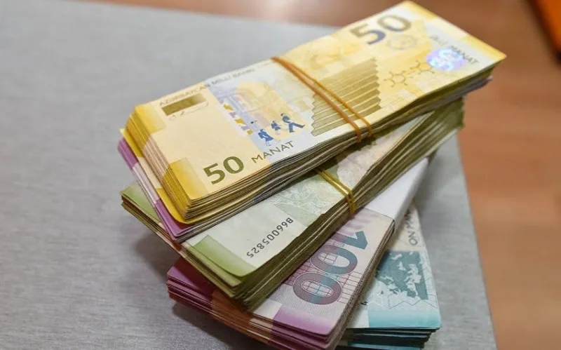 Bakıda qadının çantasından 6500 manat oğrulandı