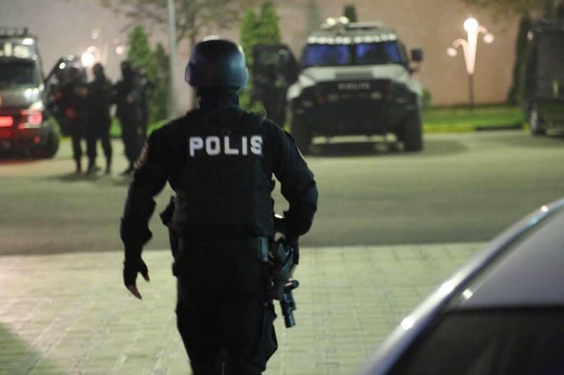 Bakıda silahlı atışmanın baş verdiyi yerdən görüntülər - VİDEO