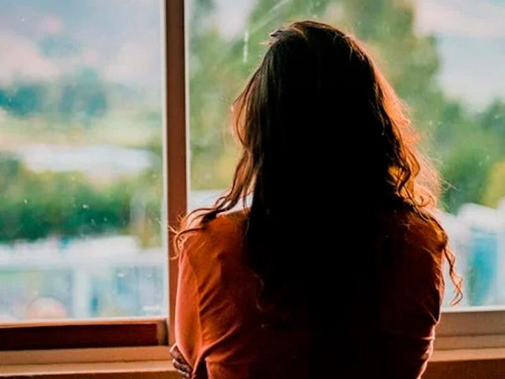 Bakıda ata məktəbli qızına təcavüz edən kişinin BOĞAZINI KƏSDİ