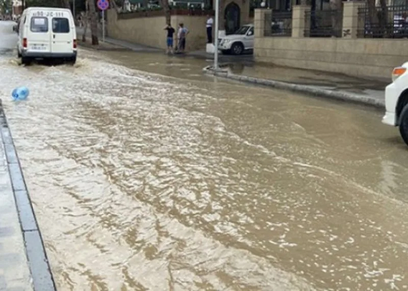 Badamdarda su borusunda qəza baş verib