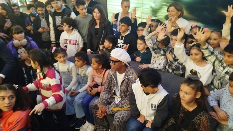 Ronaldinyo Bakıda kimsəsiz uşaqlarla bir arada - FOTO