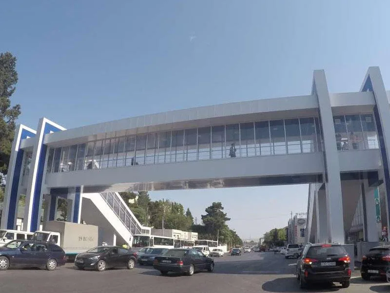 Azərbaycanda yeni inşa olunan piyada keçidi uçdu