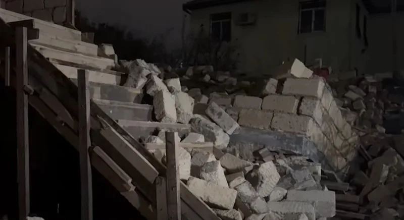 Tikinti apararkən başlarına uçan evin - GÖRÜNTÜSÜ