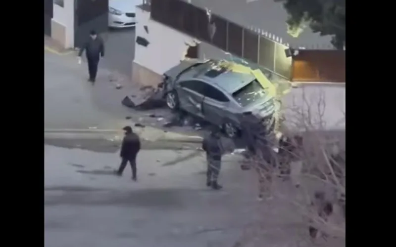 Bakıda maşın polis bölməsinin hasarına çırpıldı - VİDEO