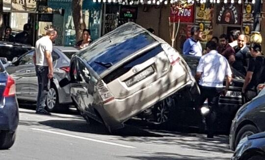 "Prius"la toqquşan maşın tərsinə çevrildi - QƏZA ANI