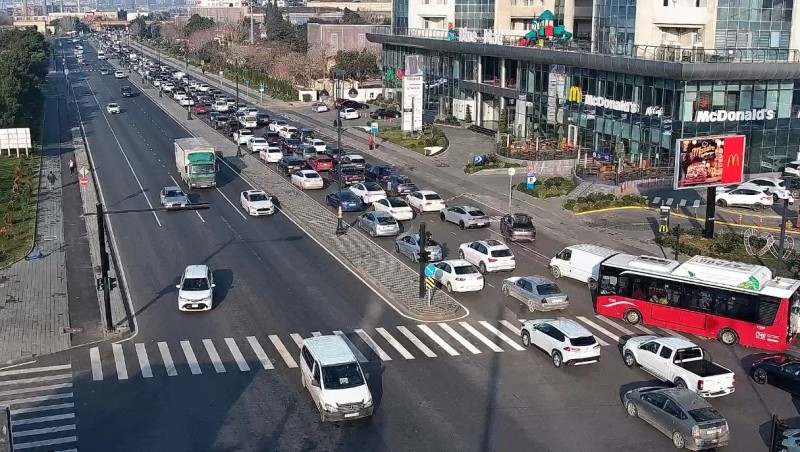 8 Noyabr prospektində qəza - sıxlıq yaranıb - FOTO