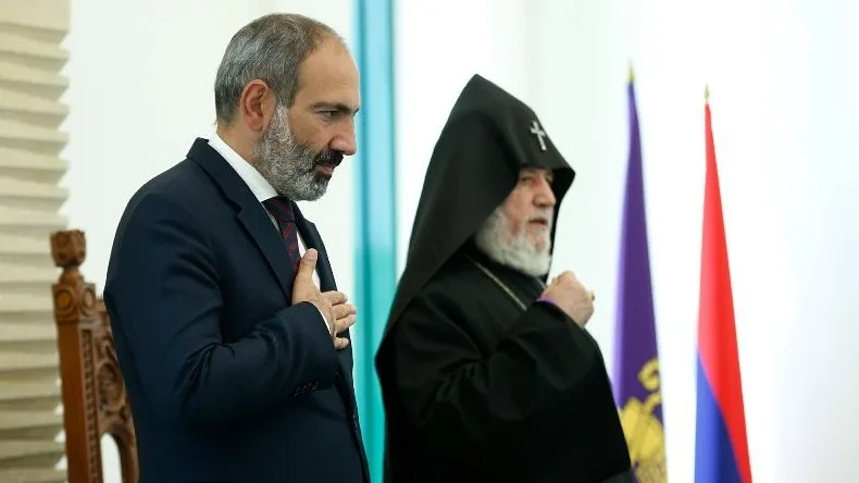 Paşinyan erməni kilsəsinə ultimatum verdi
