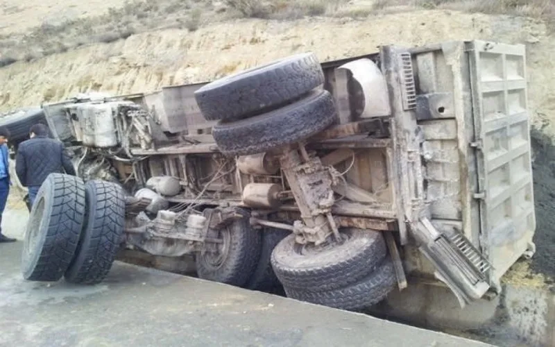 Balakəndə “KamAZ” aşdı - sürücü öldu