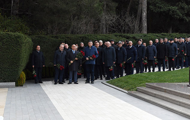 “Azərişıq” rəhbərliyi Fəxri və Şəhidlər xiyabanlarında - FOTOLAR
