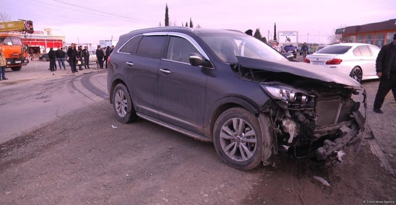 Ağcabədidə iki avtomobil toqquşub: xəsarət alanlar var - FOTO