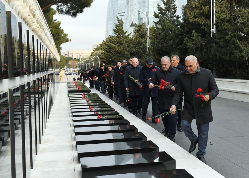 “Azərişıq” rəhbərliyi Fəxri və Şəhidlər xiyabanlarında - FOTOLAR