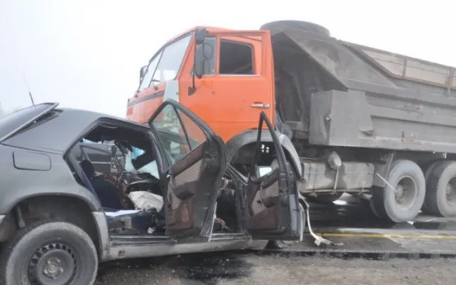 Sabirabadda avtomobil "KamAZ"la toqquşdu - Yaralanan var