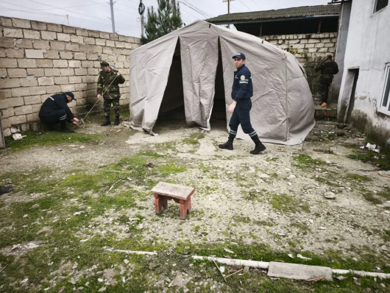 Şabranda evi yararsız hala düşən ailə üçün müvəqqəti çadır quruldu