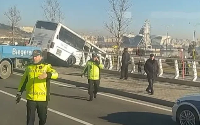 Sürücüsü olmayan avtobus yoldan çıxıb bulvara girdi - VİDEO - YENİLƏNİB